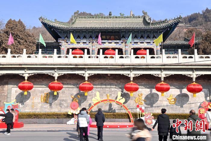 1月30日，裝扮一新的蘭州白塔山公園節(jié)日氛圍濃厚。九美旦增 攝</p><p>