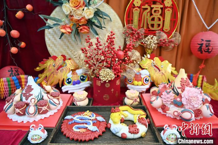 1月25日，春節(jié)臨近，蘭州一花饃店“龍”元素花饃熱銷。圖為展出的“龍”元素花饃。九美旦增 攝
