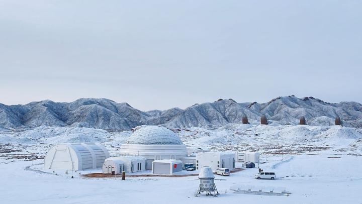 2023年12月14日拍攝的甘肅省金昌市“火星1號(hào)基地”雪后景象。新華社發(fā)(李婷 攝)
