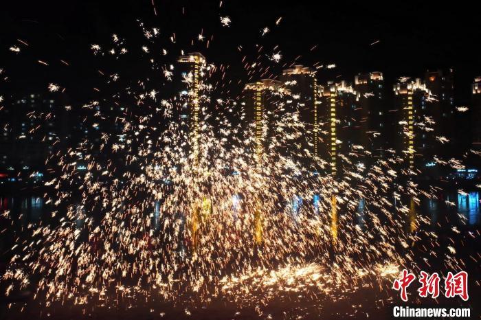 “過年打鐵花”是臨夏州永靖縣的民俗傳統(tǒng)。這項(xiàng)民俗表演，其實(shí)有著硬核技術(shù)作支撐，那就是入選國(guó)家級(jí)非遺的“永靖王氏生鐵冶鑄技藝”。侯奇志 攝</p>
<p>