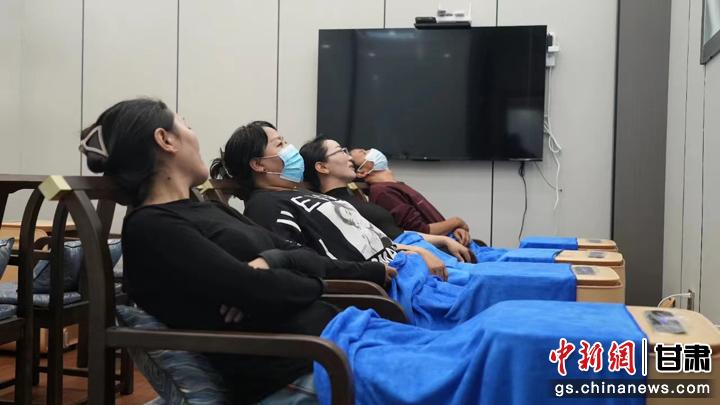 圖為當?shù)鼐用耋w驗藏醫(yī)院診療。卓瑪草 攝
