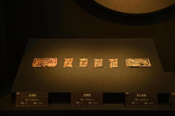 張家川縣馬家塬車輿博物館展陳的馬家塬遺址出土的金項飾、金腰飾、金人畫飾等。李亞龍 攝　　