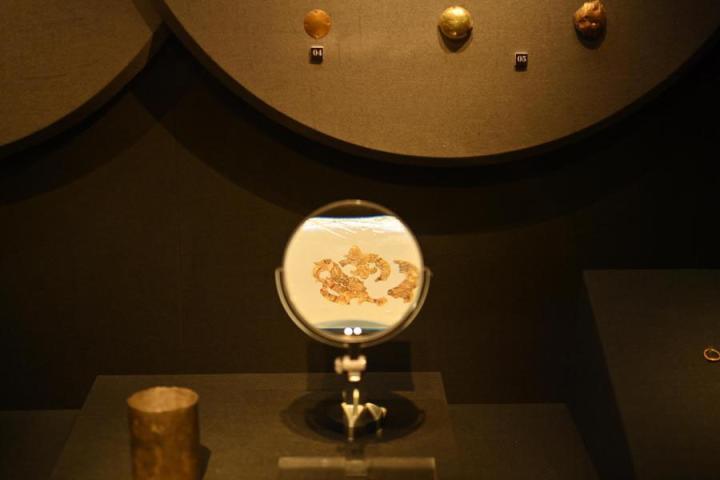 張家川縣馬家塬車輿博物館展陳的馬家塬遺址出土的金飾。李亞龍 攝　