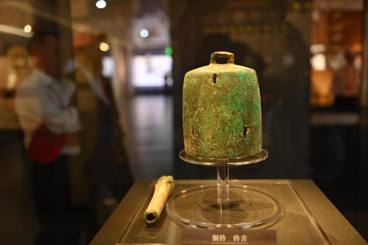 張家川縣馬家塬車輿博物館展陳的馬家塬遺址出土的銅鈴。李亞龍 攝