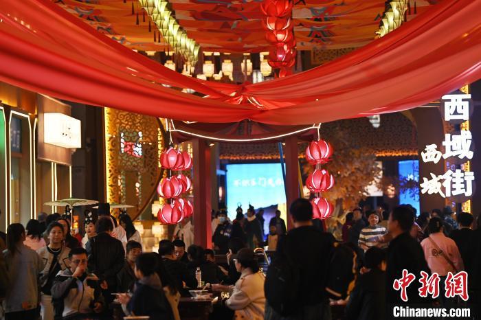 圖為街區(qū)現(xiàn)場游客絡(luò)繹不絕。李亞龍 攝</p>
<p>
