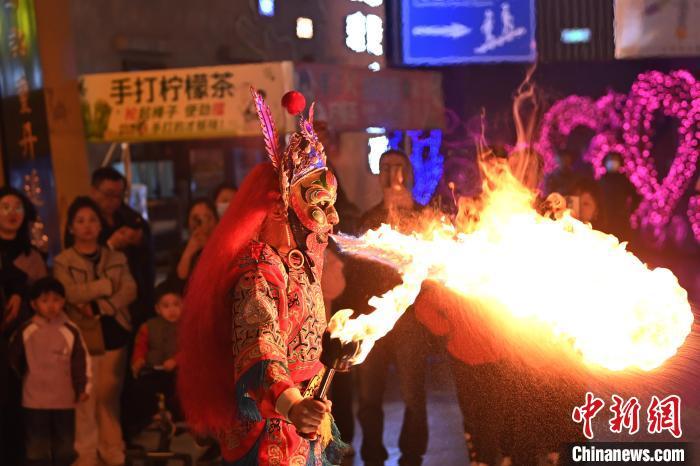 圖為工作人員進行雜耍表演。李亞龍 攝</p>
<p>