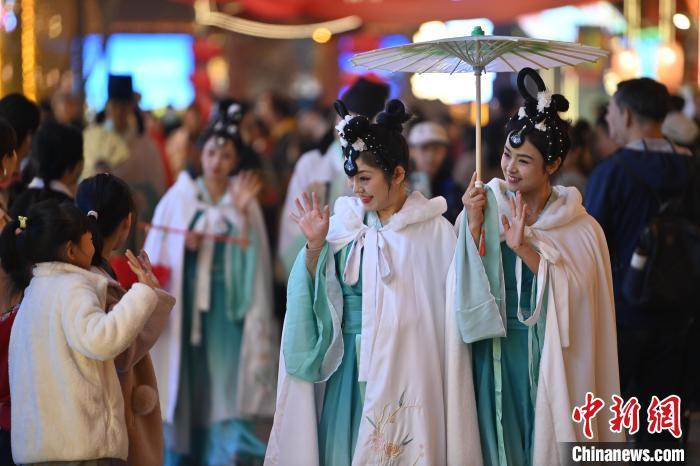 圖為街區(qū)人員著傳統(tǒng)服飾與游人互動。李亞龍 攝</p>
<p>