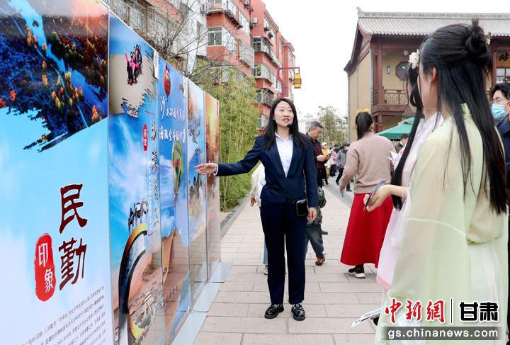3月下旬，民勤縣在天水啟漢樓廣場舉行推介會，宣傳本地旅游資源和農特優(yōu)產品。圖為工作人員向游客介紹民勤自然風光、歷史文化。馬愛彬 攝