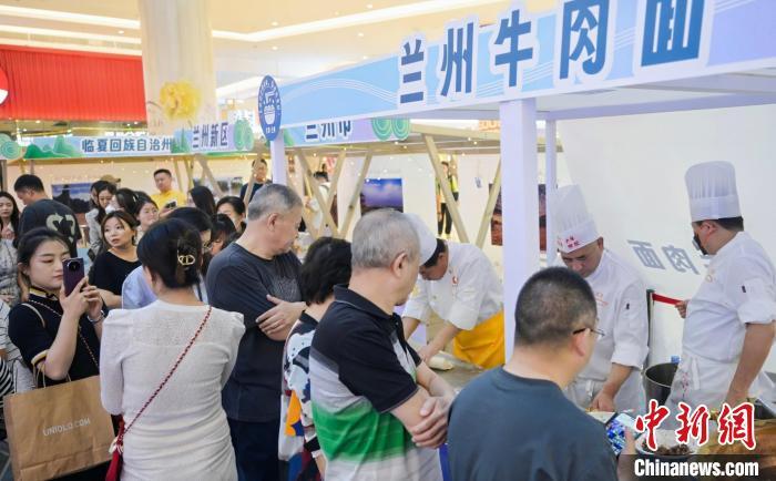5月11日，“醉美玉如意·感恩幫扶情”甘肅(天津)文創(chuàng)非遺市集和特色美食展示活動(dòng)在天津舉行。(天津市文旅局供圖)