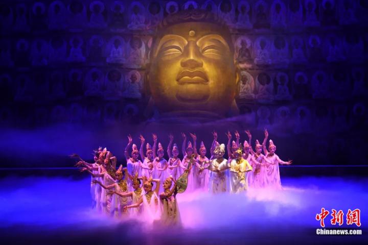 2024年2月23日晚，中國經(jīng)典舞劇《絲路花雨》在甘肅蘭州演出恭賀新春。李亞龍 攝
