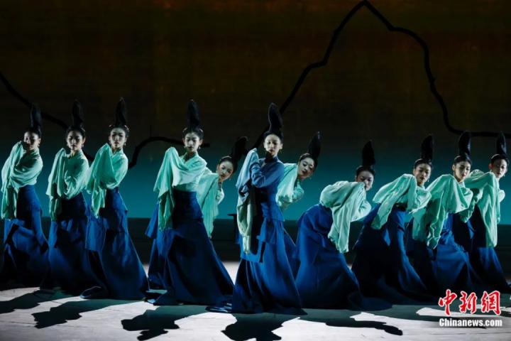 2024年2月29日晚，舞蹈詩劇《只此青綠》在北京上演，多國駐華使節(jié)和國際組織代表前來觀賞。韓海丹 攝