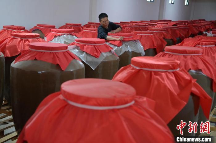 圖為5月10日，工作人員在儲(chǔ)酒庫(kù)檢查酒缸密封性。九美旦增　攝