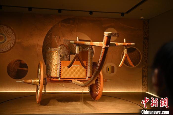 甘肅張家川縣馬家塬車輿博物館內展陳的等比例復原戰(zhàn)國西戎車輿 中新社記者 李亞龍 攝