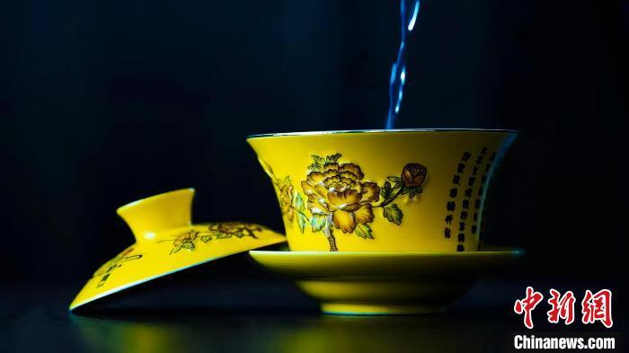 2023年5月，拍攝的臨夏特色茶飲——蓋碗茶。(資料圖)臨夏市融媒體中心供圖
