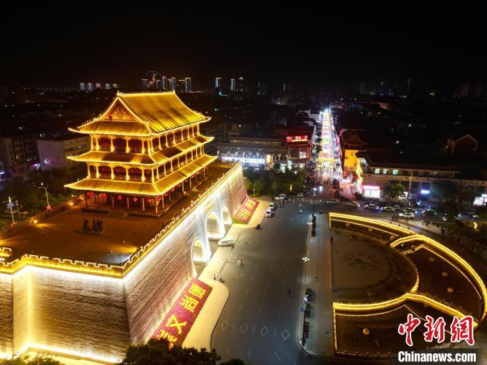 圖為武威市標志性建筑涼州古城門燈光亮起。(無人機照片) 　戴文昌 攝</p><p>