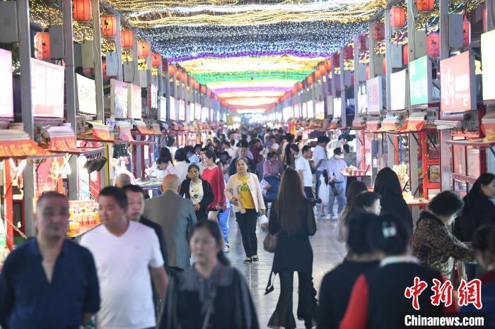 圖為燈光亮起，明清街夜市人氣漸旺?！〈魑牟?攝</p><p>