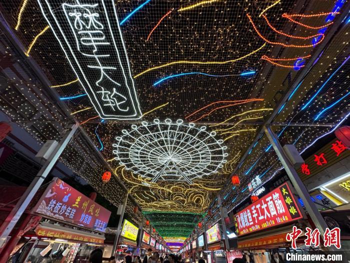 圖為明清街夜市燈光點亮具有武威文化元素的“摩天輪”彩燈?！〈魑牟?攝</p><p>