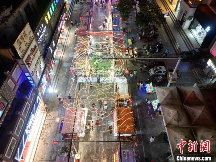 圖為明清街夜市燈光點亮具有武威文化元素的“銅奔馬”彩燈。(無人機照片) 　戴文昌 攝</p><p>