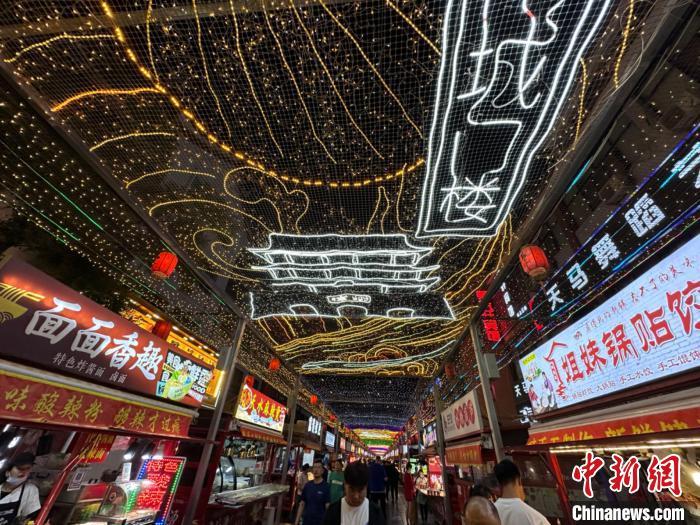 圖為明清街夜市燈光點亮具有武威文化元素的“涼州古城門”彩燈?！〈魑牟?攝</p><p>