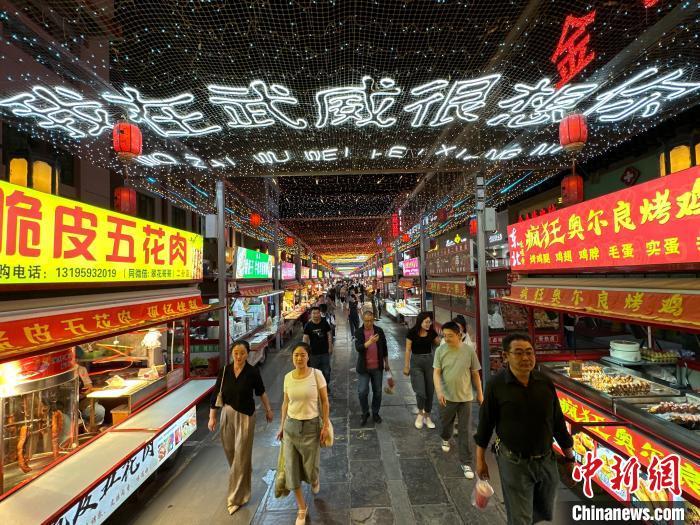 圖為明清街夜市燈光點亮“我在武威很想你”?！〈魑牟?攝</p><p>