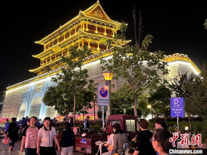 圖為夜幕降臨，涼州古城門燈光亮起?！〈魑牟?攝