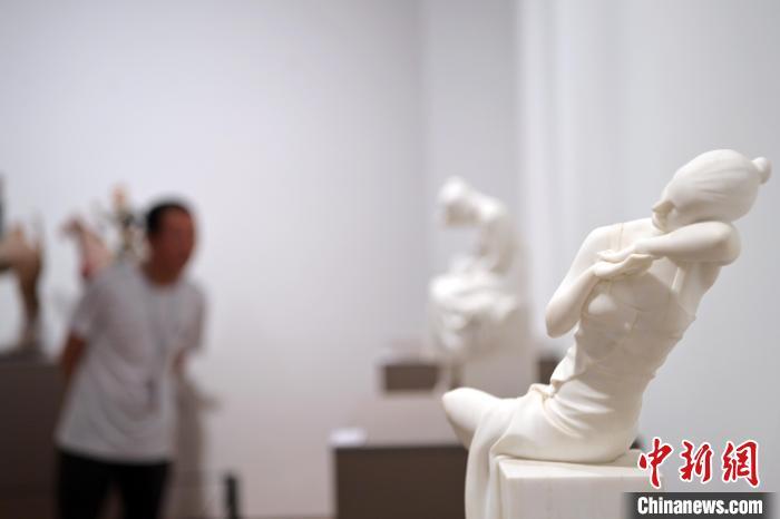 5月21日，在“絲路印跡”雕塑藝術(shù)作品展展出的作品《綺羅香·香》。九美旦增 攝</p>
<p>