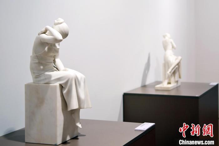 5月21日，在“絲路印跡”雕塑藝術(shù)作品展展出的雕塑作品《聲聲慢·艾艾》。九美旦增 攝</p>
<p>
