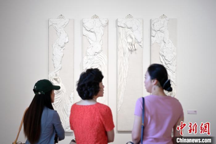 5月21日，觀眾參觀在“絲路印跡”雕塑藝術(shù)作品展展出的作品《無(wú)相》。九美旦增 攝</p>
<p>
