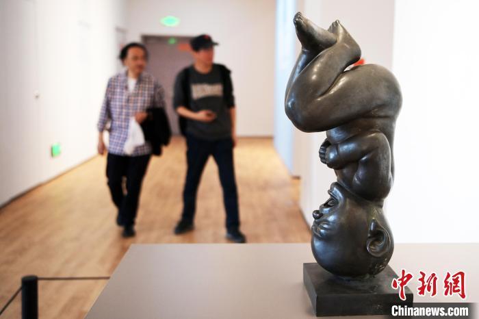5月21日，觀眾參觀“絲路印跡”雕塑藝術(shù)作品展展出的雕塑作品。九美旦增 攝</p>
<p>
