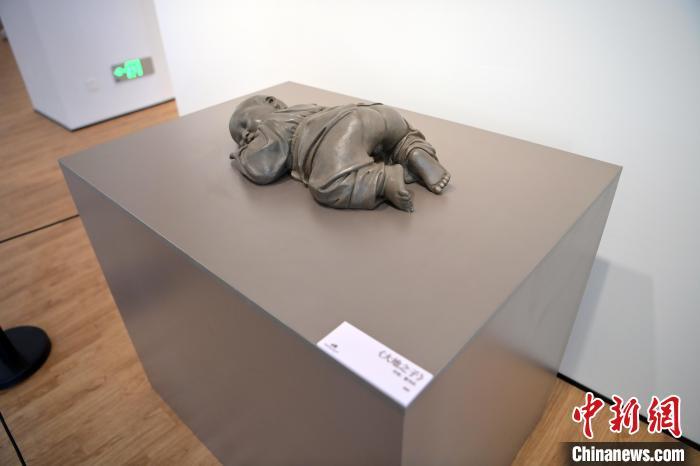 5月21日，在“絲路印跡”雕塑藝術(shù)作品展展出的作品《大地之子》。九美旦增 攝</p>
<p>
