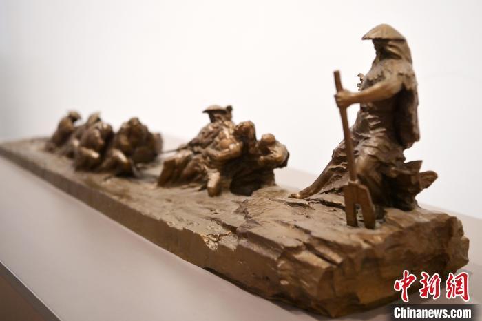 5月21日，在“絲路印跡”雕塑藝術(shù)作品展展出的作品《治水為民·禹德九州》。九美旦增 攝</p>
<p>