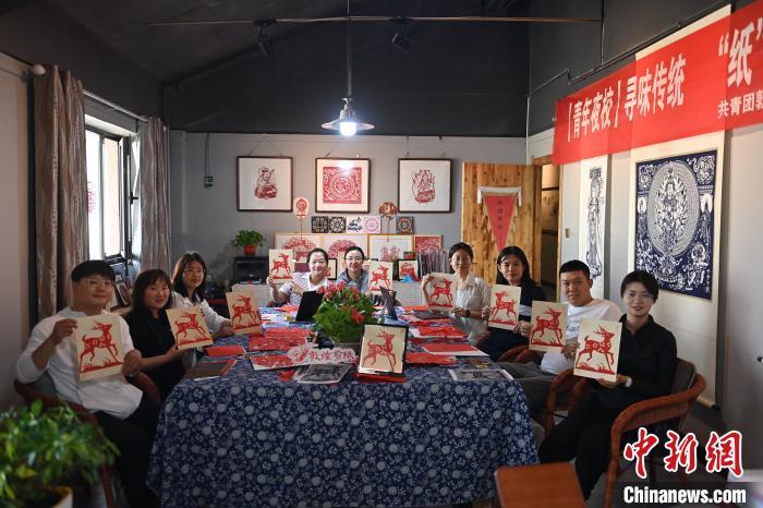 6月6日，在甘肅敦煌青年夜校課程中，青年學(xué)員展示學(xué)習(xí)敦煌非遺剪紙的成果。