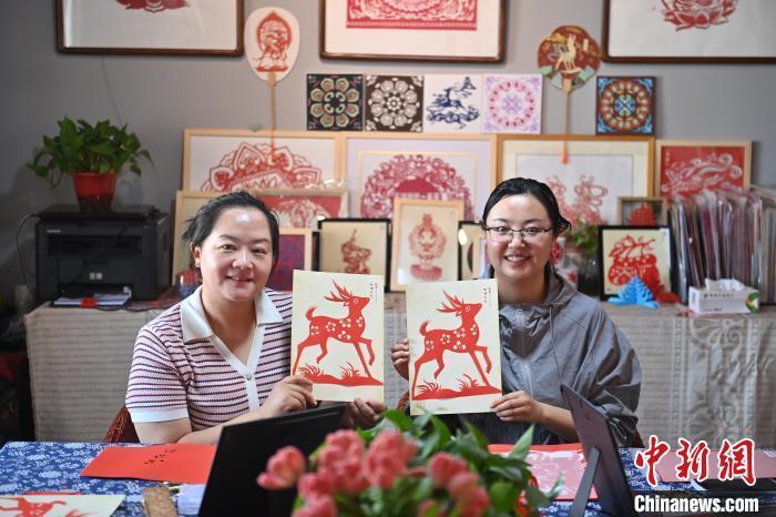 6月6日，在甘肅敦煌青年夜校課程中，青年學(xué)員展示學(xué)習(xí)敦煌非遺剪紙的成果。李亞龍 攝　　