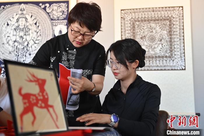 6月6日，在甘肅敦煌青年夜校課程中，青年學(xué)員學(xué)習(xí)敦煌非遺剪紙課程。李亞龍 攝