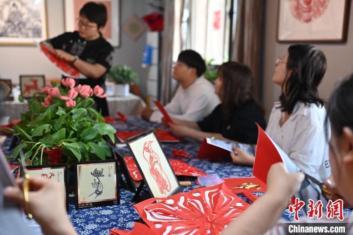 6月6日，在甘肅敦煌青年夜校課程中，青年學(xué)員學(xué)習(xí)敦煌非遺剪紙課程。李亞龍 攝　　