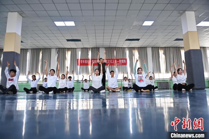 6月6日，在甘肅敦煌青年夜校課程中，青年學(xué)員學(xué)習(xí)敦煌舞課程。李亞龍 攝　　