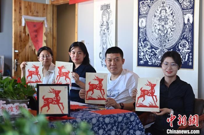 6月6日，在甘肅敦煌青年夜校課程中，青年學(xué)員展示學(xué)習(xí)敦煌非遺剪紙的成果。李亞龍 攝　　
