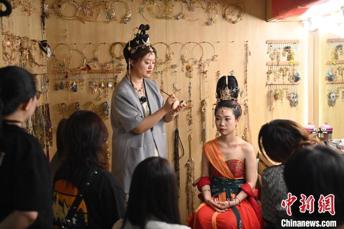 6月6日，在甘肅敦煌青年夜校課程中，青年學(xué)員學(xué)習(xí)敦煌美妝課程。李亞龍 攝