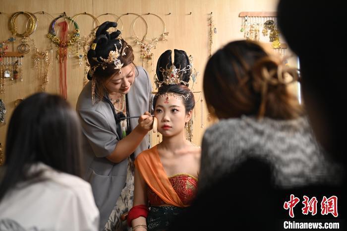 6月6日，在甘肅敦煌青年夜校課程中，青年學(xué)員學(xué)習(xí)敦煌美妝課程。李亞龍 攝　　