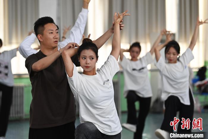 6月6日，在甘肅敦煌青年夜校課程中，青年學(xué)員學(xué)習(xí)敦煌舞課程。李亞龍 攝　　