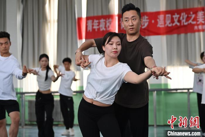 6月6日，在甘肅敦煌青年夜校課程中，學(xué)員學(xué)習(xí)敦煌舞課程。李亞龍 攝　　