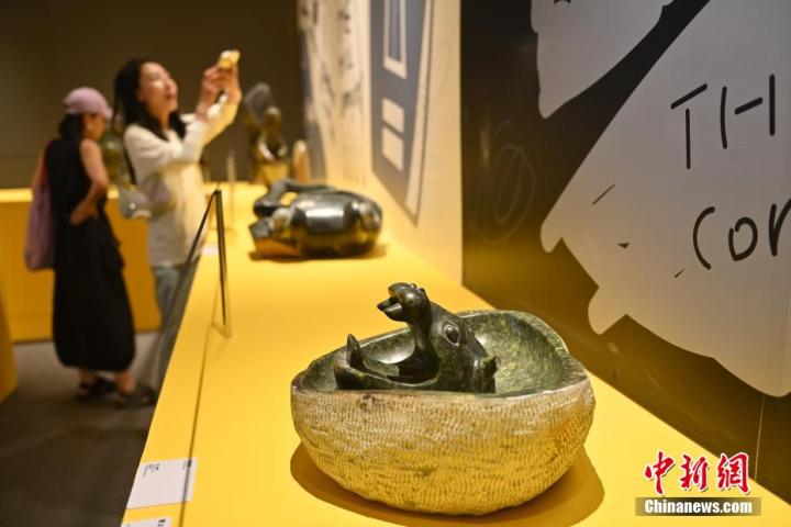 圖為該藝術(shù)展展陳的蛇紋石作品《河馬池》。中新社記者 李亞龍 攝