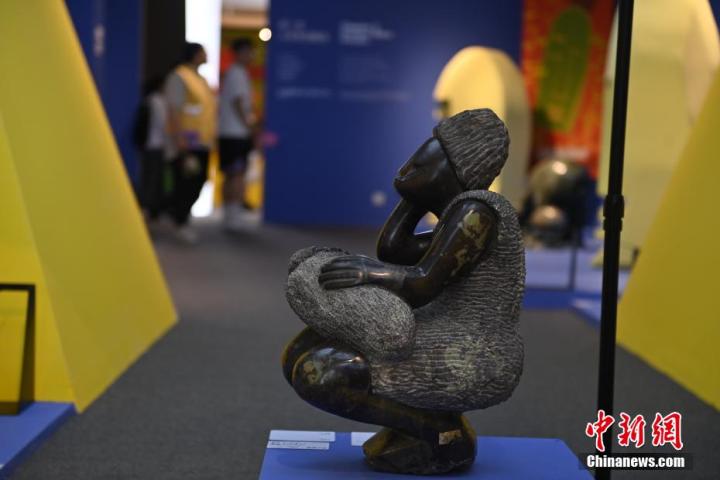圖為游客參觀藝術(shù)展。中新社記者 李亞龍 攝</p>
<p>