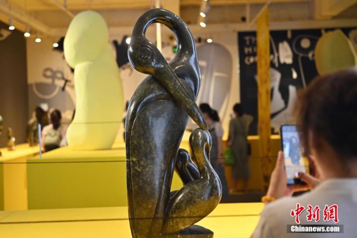 圖為游客拍攝蛇紋石作品《依戀》。中新社記者 李亞龍 攝