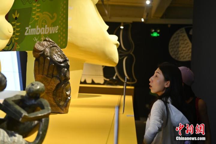 圖為游客參觀藝術(shù)展。中新社記者 李亞龍 攝
