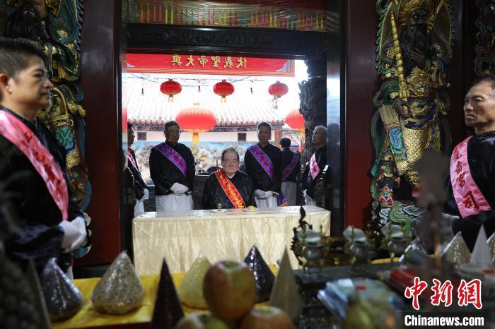 6月21日，“2024(甲辰年)兩岸共祭人文始祖伏羲典禮”在臺灣新北舉行。擔任主祭官的先嗇宮董事長、中國國民黨前秘書長李乾龍(中)出席典禮并擔任主祭官。中新社記者 張曉曦 攝