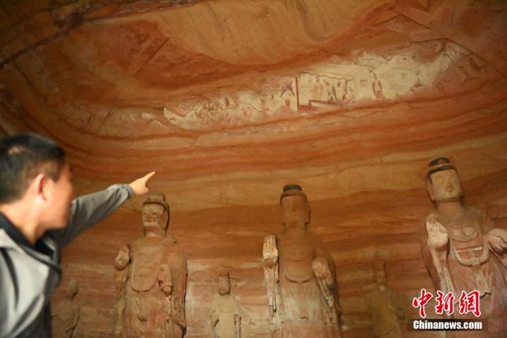 7月15日，甘肅省平?jīng)鍪袥艽h百里石窟長廊中的南石窟寺1號窟內(nèi)，工作人員介紹窟內(nèi)僅存的浮雕——佛傳故事。百里石窟長廊位于涇川縣境內(nèi)，由512個石窟、5眼窟中石井組成，現(xiàn)存王母宮石窟、鳳凰山石窟、南石窟寺、丈八寺石窟、羅漢洞石窟、太山寺石窟等規(guī)模較大的石窟群，還有數(shù)量眾多的小石窟群。南石窟寺開鑿于北魏永平三年，其中1號窟屬于大型七佛窟，七佛高達6米。中新社記者 李亞龍 攝</p>
<p>