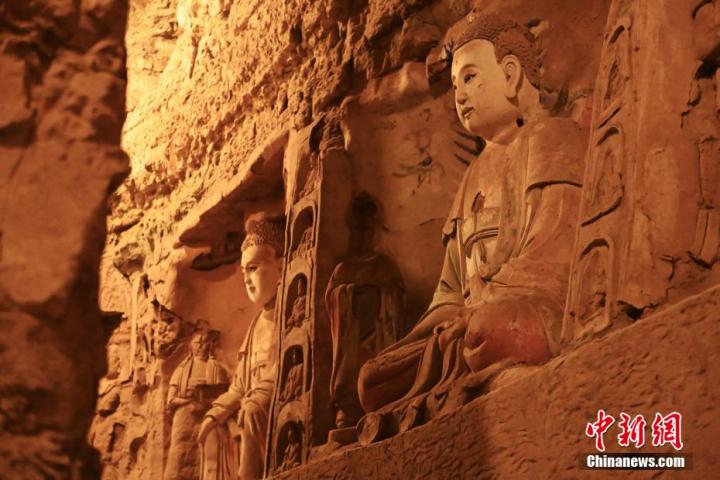 7月15日，甘肅省平?jīng)鍪袥艽h百里石窟長廊中的王母宮石窟造像。百里石窟長廊位于涇川縣境內(nèi)，由512個石窟、5眼窟中石井組成，現(xiàn)存王母宮石窟、鳳凰山石窟、南石窟寺、丈八寺石窟、羅漢洞石窟、太山寺石窟等規(guī)模較大的石窟群，還有數(shù)量眾多的小石窟群。王母宮石窟又名千佛洞，該窟設(shè)計宏大，造像生動，窟內(nèi)擁有造像數(shù)百尊，是較為珍貴的佛教文化歷史遺存。中新社記者 李亞龍 攝</p>
<p>