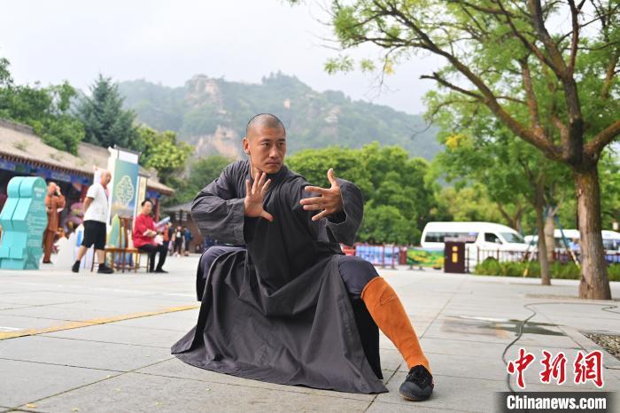 7月14日，甘肅省平?jīng)鍪嗅轻忌骄皡^(qū)內(nèi)，嵩山少林弟子展示武藝。7月13日至14日，“2024年北京體育大學(xué)第十五屆國(guó)際武術(shù)比賽交流大會(huì)暨首屆崆峒山國(guó)際武術(shù)大會(huì)”舉行，大會(huì)也在崆峒山景區(qū)進(jìn)行問(wèn)道崆峒、武術(shù)高級(jí)研修班、崆峒拜師等系列活動(dòng)。中新社記者 李亞龍 攝</p>
<p>