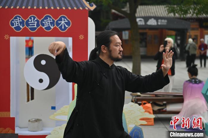 7月14日，甘肅省平?jīng)鍪嗅轻忌骄皡^(qū)內(nèi)，武當(dāng)玄武派傳承人展示武當(dāng)武術(shù)。7月13日至14日，“2024年北京體育大學(xué)第十五屆國(guó)際武術(shù)比賽交流大會(huì)暨首屆崆峒山國(guó)際武術(shù)大會(huì)”舉行，大會(huì)也在崆峒山景區(qū)進(jìn)行問(wèn)道崆峒、武術(shù)高級(jí)研修班、崆峒拜師等系列活動(dòng)。中新社記者 李亞龍 攝</p>
<p>